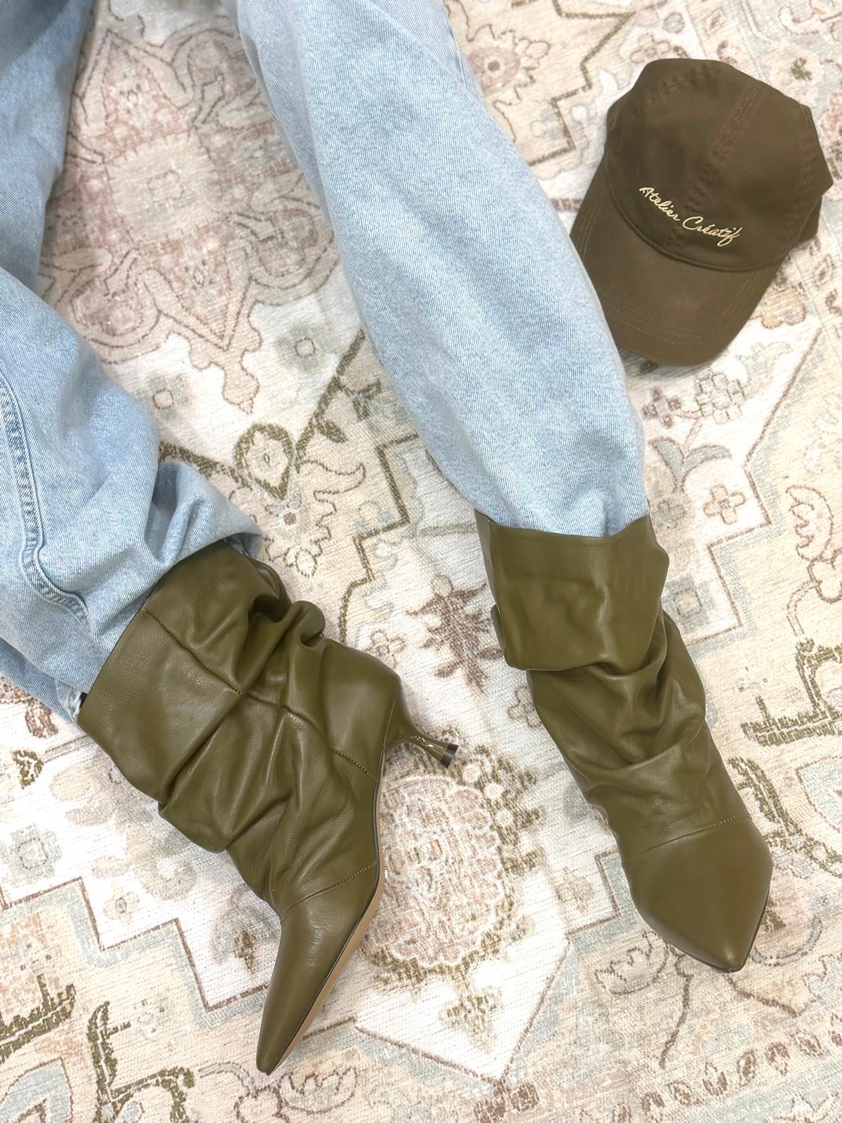 Stivali verde oliva con jeans chiari e cappello coordinato